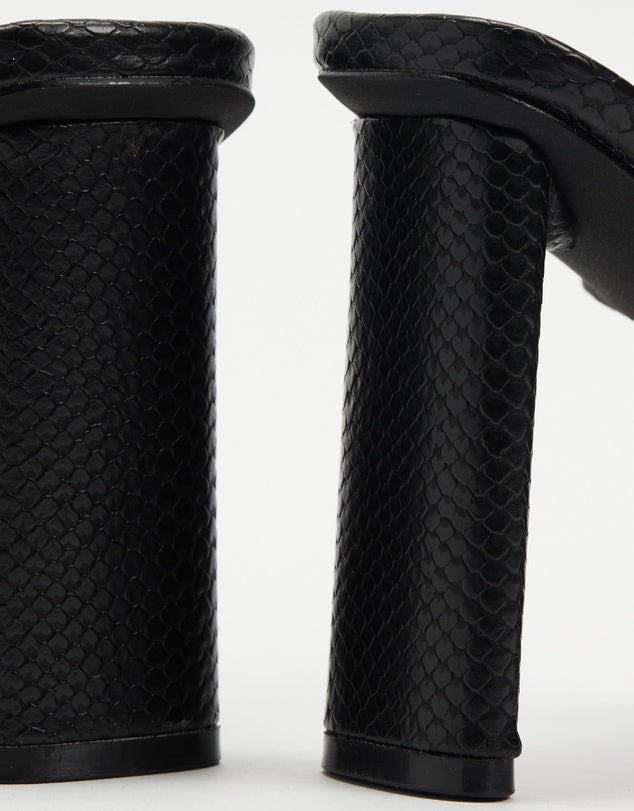 Johana Heel - Black Scale