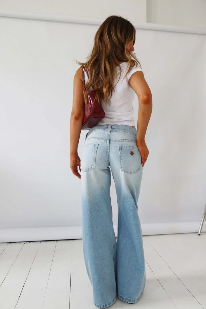 Abrand 00 Super Low & Wide Jean - Kaia Worn