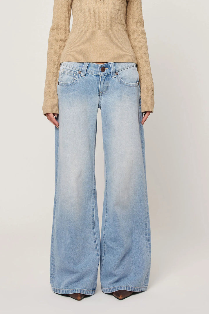 Abrand 00 Super Low & Wide Jean - Kaia Worn