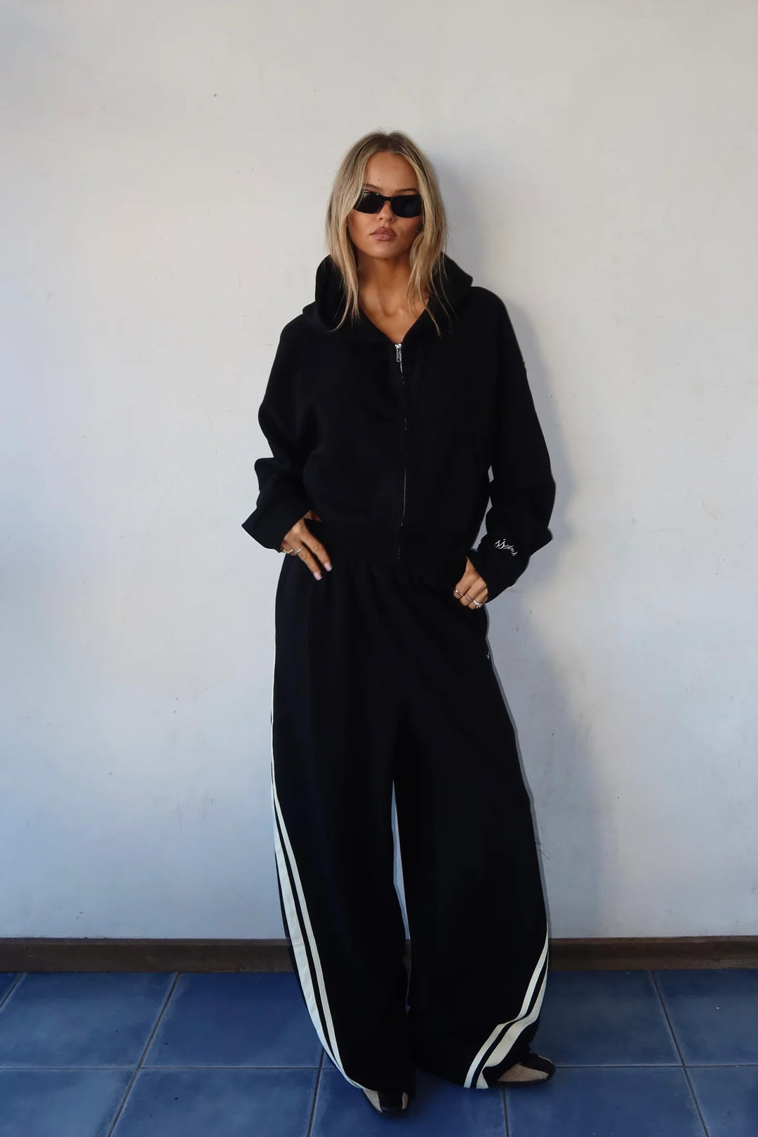 SŚAINT Cropped Hoodie - Black/Butter
