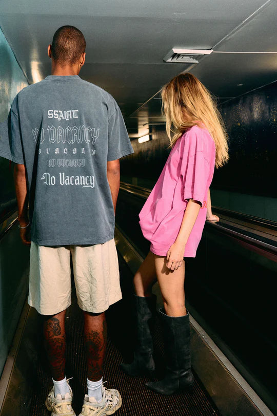 SŚAINT No Vacancy Tee - Acid Dark Wash Pink