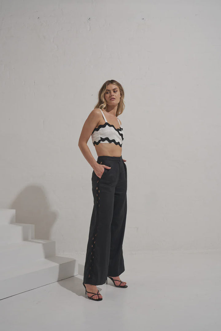 Coast Crop- Black/White